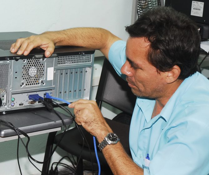 informatico testenado una pc en la red