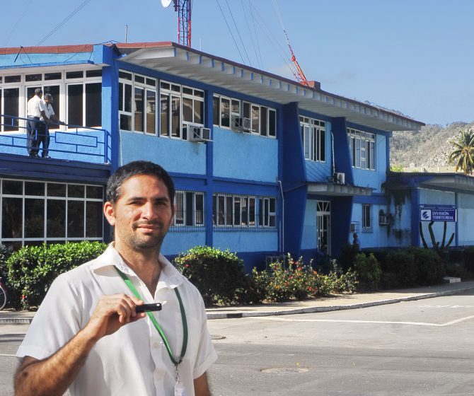 Informático de etecsa en linea con el mundo