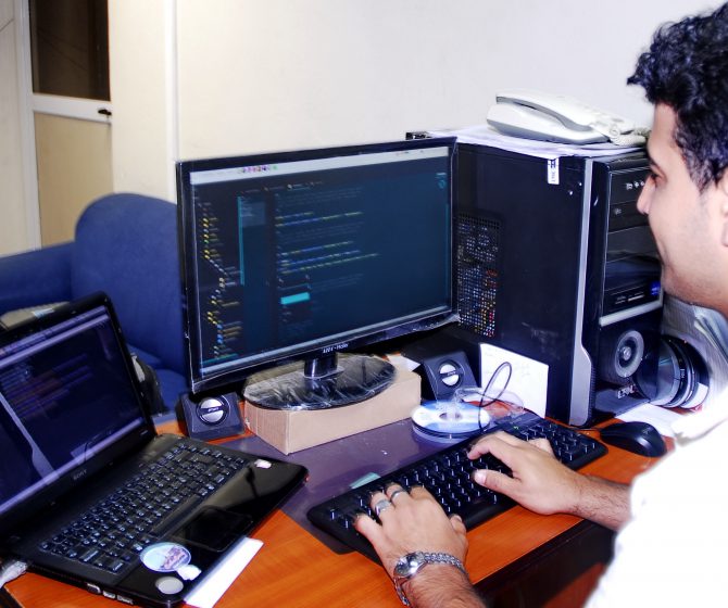 informático del Hospital programando