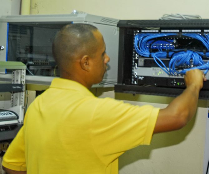 Informático administrando las redes