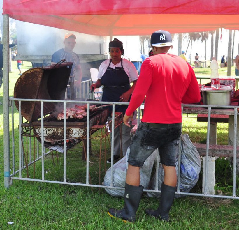 INAUGURACIÓN VERANO Foto 4.- Las ofertas gastronómicas también estuvieron presentes