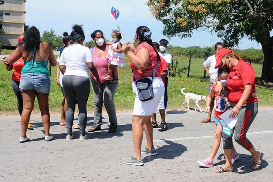 Abrazos después de la cuarentena.Foto Yoandris Delgado Matos