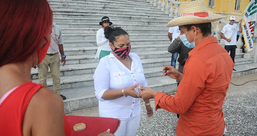 Entregan directivos de la ANAP sello conmemorativo y la bandera 60 Aniversario de la organisación anapista a productores destacados_8. fotos Yesmanis Vega Ávalos