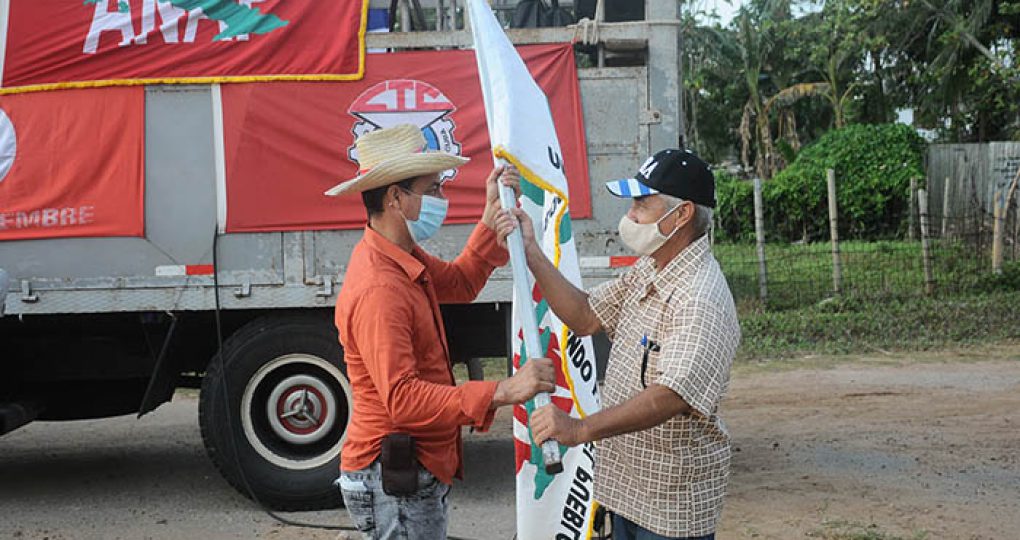 Entregan directivos de la ANAP sello conmemorativo y la bandera 60 Aniversario de la organisación anapista a productores destacados_8. fotos Yesmanis Vega Ávalos (2)