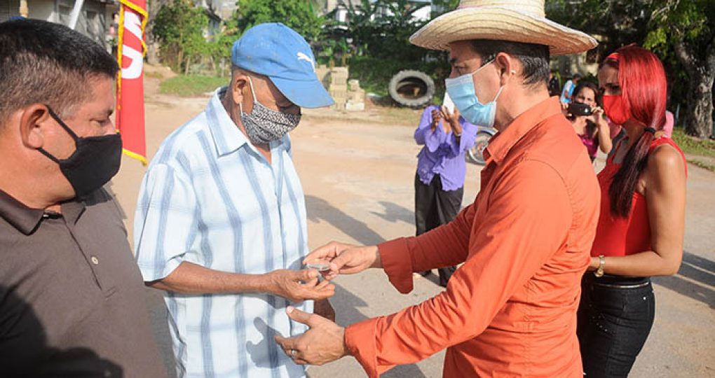 Entregan directivos de la ANAP sello conmemorativo y la bandera 60 Aniversario de la organisación anapista a productores destacados_8. fotos Yesmanis Vega Ávalos (4)