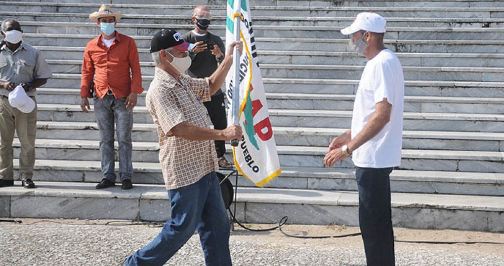 Entregan directivos de la ANAP sello conmemorativo y la bandera 60 Aniversario de la organisación anapista a productores destacados_8. fotos Yesmanis Vega Ávalos (5)