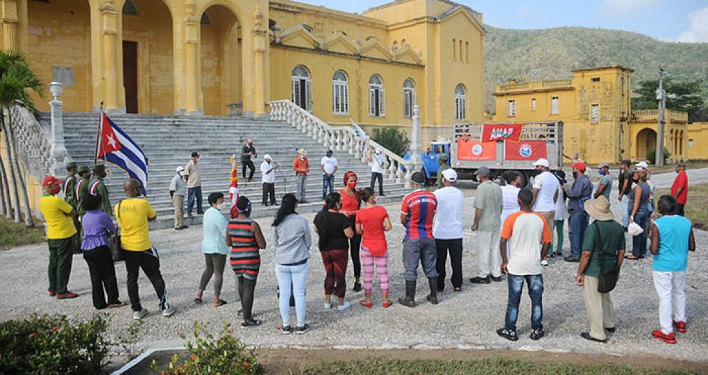 Entregan directivos de la ANAP sello conmemorativo y la bandera 60 Aniversario de la organisación anapista a productores destacados_8. fotos Yesmanis Vega Ávalos (6)