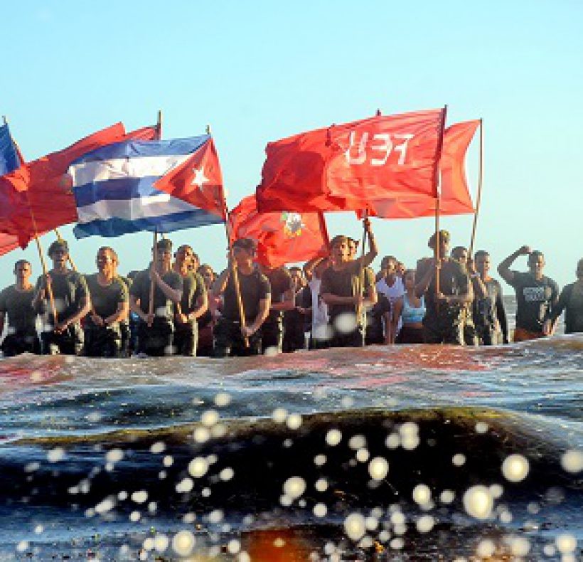 Desembarco simbólico por la UJC. Foto Yoandris Delgado Matos (1)