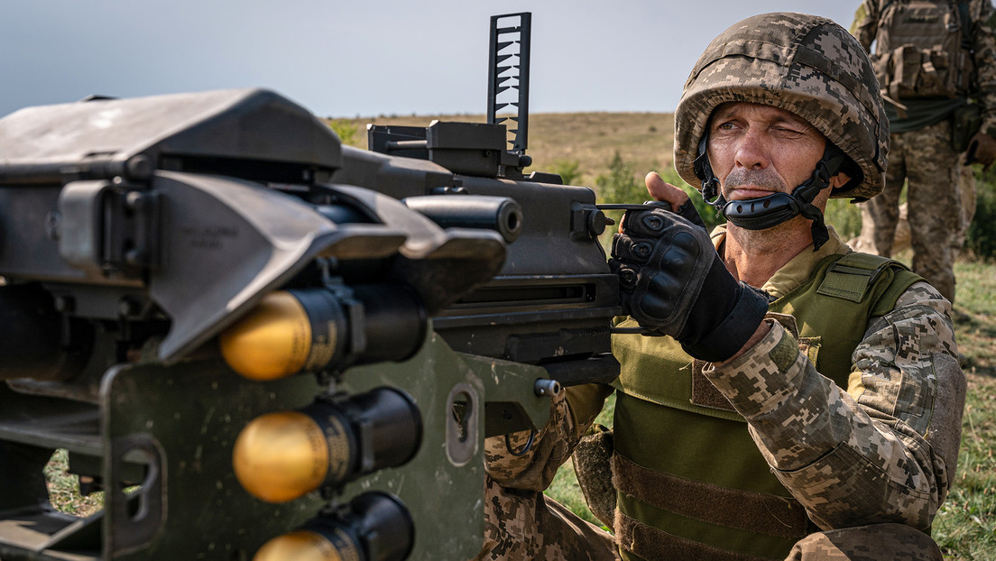 Un militar ucraniano se dispone a accionar un lanzagranadas en el frente del Donbass, el 10 de agosto de 2023.