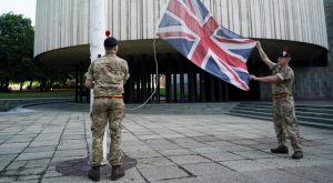 Documentos secretos británicos echados a la basura terminan esparcidos por la calle