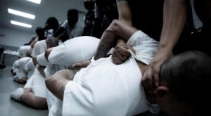 Corte de Apelaciones de EE.UU. mantiene freno a deportaciones de Trump