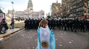 Argentinos mantienen huelga general contra políticas de ajuste y destrucción de Milei